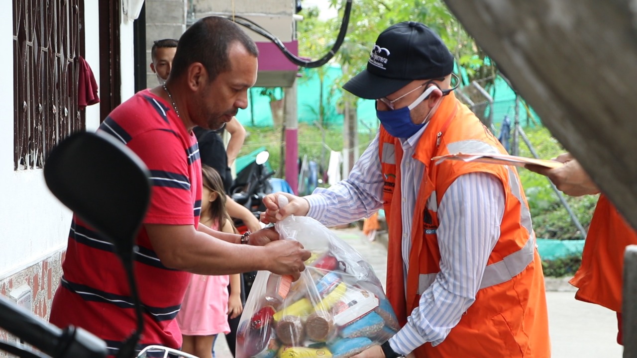 Solidaridad y esperanza tras la entrega de 3.177 ayudas alimentarias en la comuna Guayabal